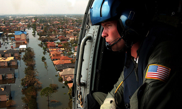 Sökande efter överlevande efter orkanen Katrina 2005