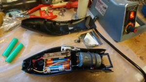 Läs mer om artikeln Kassera trimmer eller löda nya batterier?