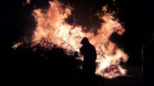 Läs mer om artikeln Otidsenligt att elda som vi gör på Valborg